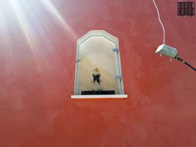 ...ora mostra al suo interno, protetta da un vetro, una statuetta della Madonna col bambino che consacra la nuova vita di questa antica residenza